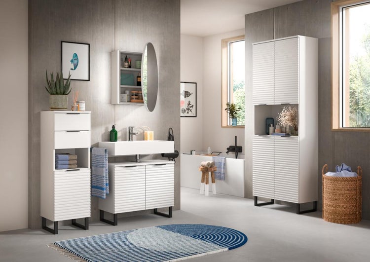 Badezimmer mit weißen Badmöbeln und blauem Teppich