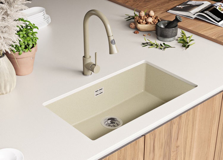 Küchenspüle aus Quarzkomposit mit Armatur auf einer Arbeitsplatte