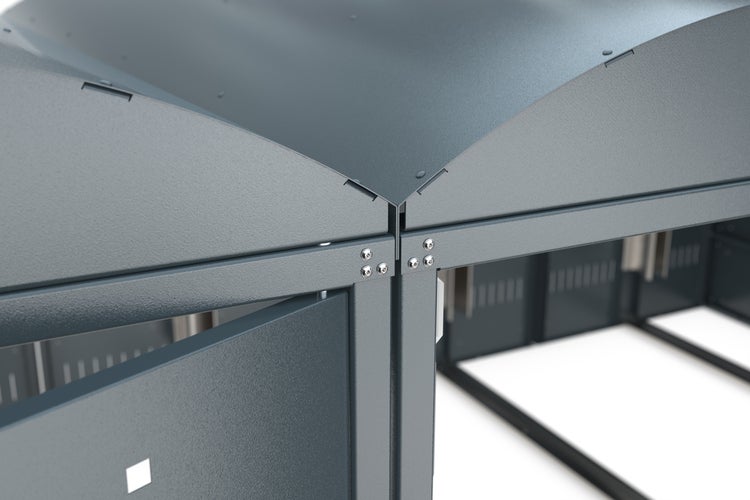 Detailansicht eines Serverschranks, der die Metallkonstruktion und die Verbindungselemente zeigt