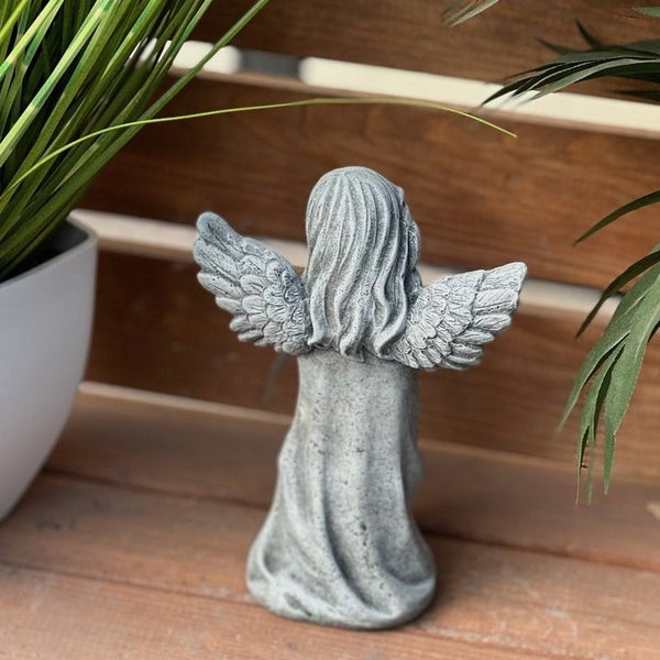 Steinfigur Engel, dekorative Engelsfigur für den Garten oder Innenbereich, detailreiche Oberfläche