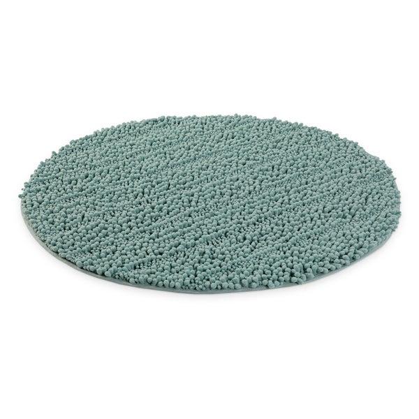 Detailaufnahme einer weichen Badematte aus Chenille mit zotteliger Struktur.