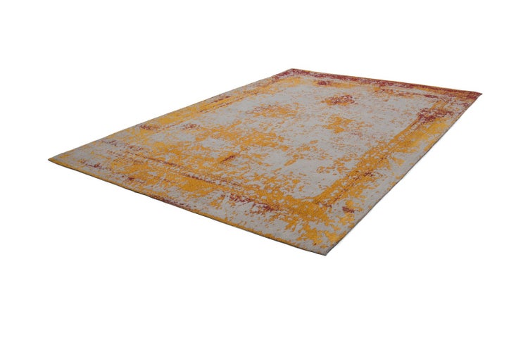 Rechteckiger Kurzflorteppich mit Vintage-Muster und Ornamenten im Distressed-Look.