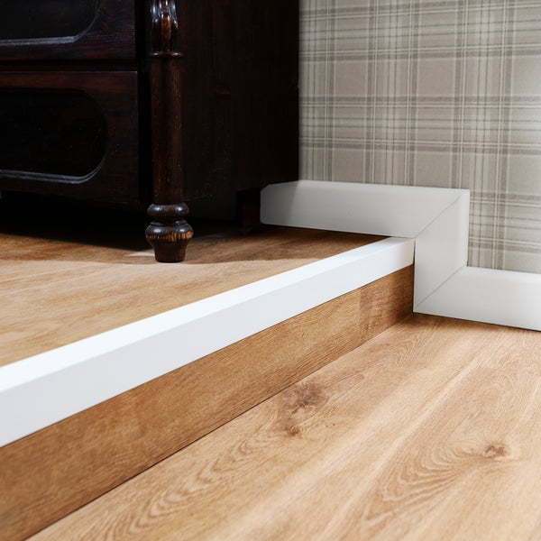 Sockelleiste, Boden und Möbel in Innenräumen