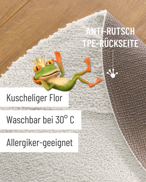 Runde Badematte in einem hellen Badezimmer mit freistehender Badewanne, Rattantisch und Holzboden.