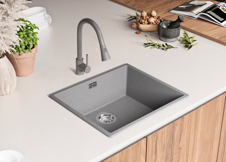 Spüle aus Stein mit Wasserhahn auf einer Küchentheke