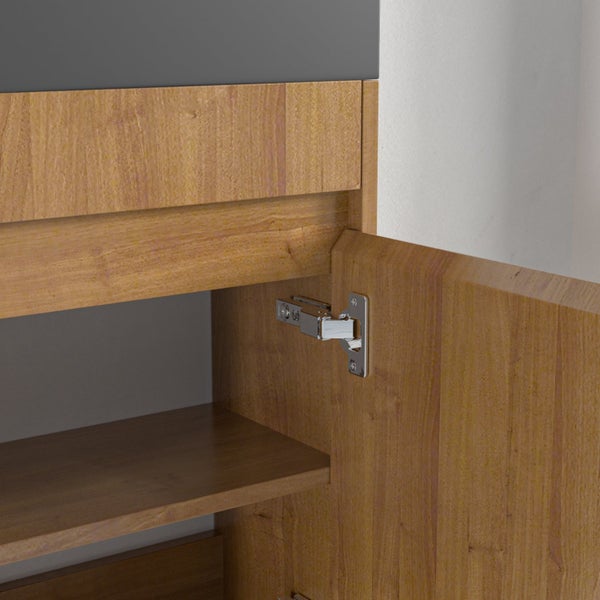Geöffneter Badezimmerschrank mit Holztür und Scharnier