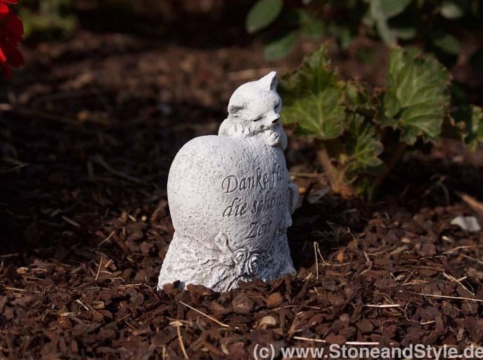 Grabschmuck in Form eines Herzens mit Katze aus Steinguss mit der Inschrift Danke für die schöne Zeit als Dekoration für den Garten