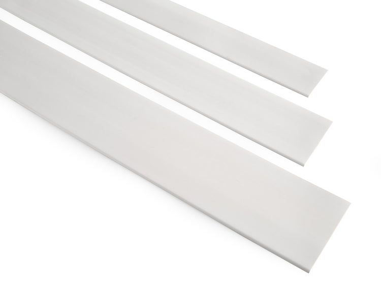Drei weiße Kunststoffleisten