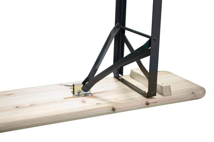 Detailansicht einer Festzeltgarnitur-Bank mit Holzplatte und Metallgestell