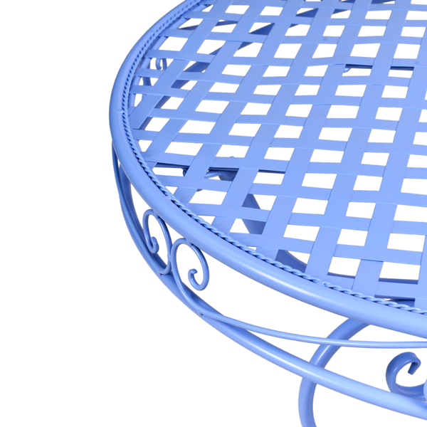 Detailansicht eines runden Gartentisches mit Gittermuster