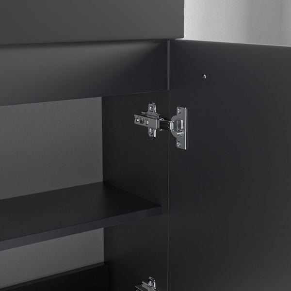 Detailsansicht eines Metall Topfscharniers an einem Badezimmerschrank mit einer offenen Schranktür.