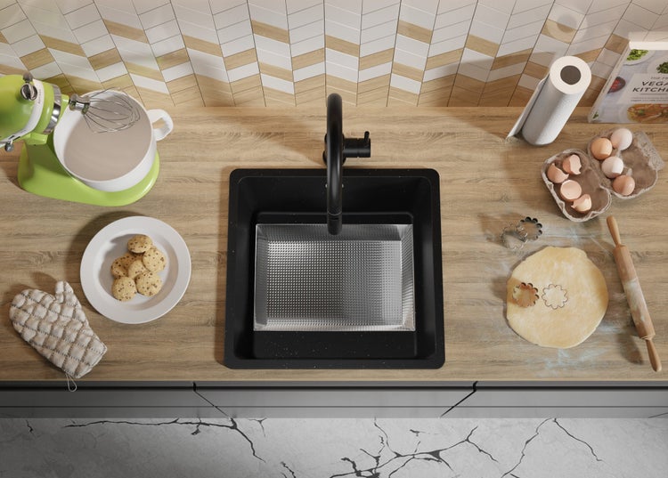 Küchenszene mit Spüle, Armatur, Küchenmaschine, Backutensilien und Zutaten auf einer Küchentheke.