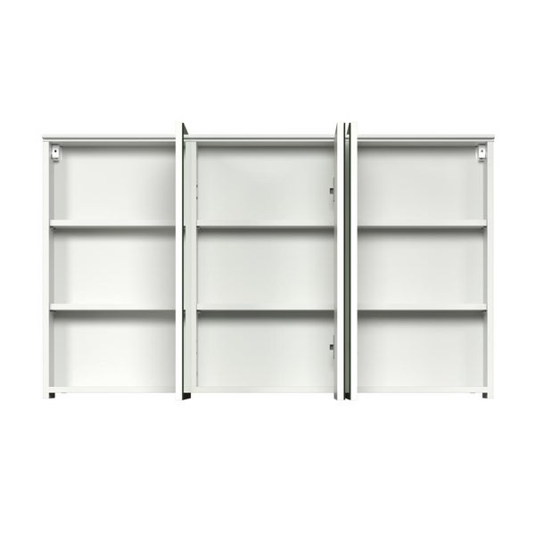 Weißer Spiegelschrank mit drei Türen und Regalböden für das Badezimmer