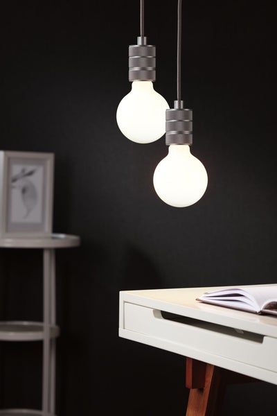 Wohnküche mit modernen Möbeln und Geräten in hellem Design