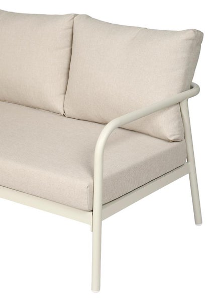 Beiges Gartensofa mit Metallgestell und gepolsterten Stoffkissen für den Außenbereich.
