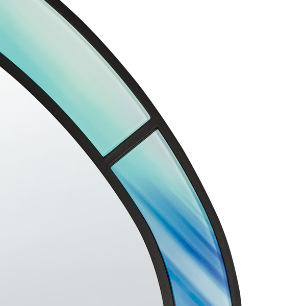 Detailansicht eines runden Spiegels mit blauem Glas und schwarzem Rahmen