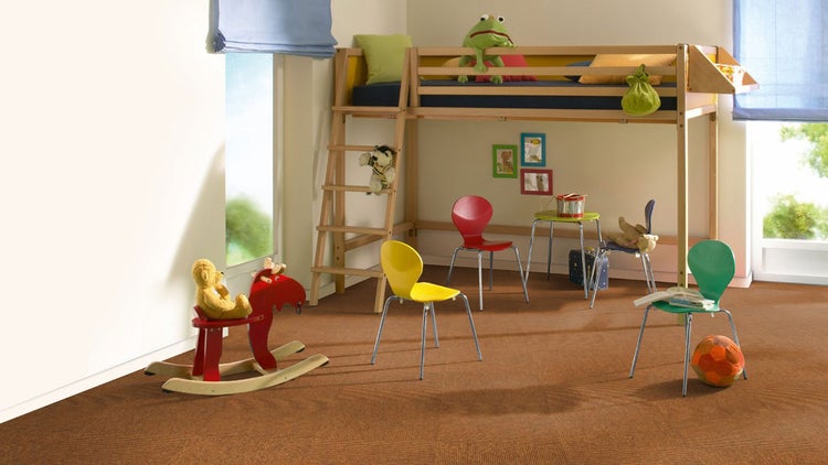 Hell gestaltetes Kinderzimmer mit braunem, strukturiertem Bodenbelag, einem hölzernen Hochbett, bunten Stühlen und Spielzeug.