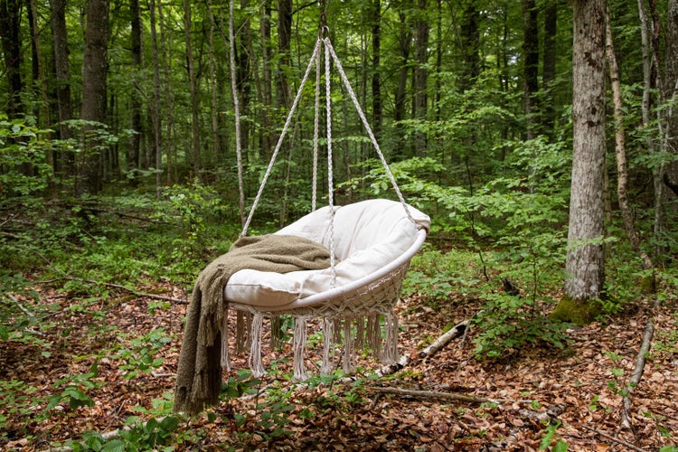 Hängesessel mit Kissen und Decke im Wald