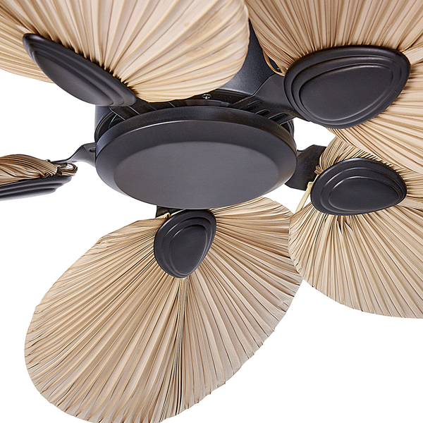 Nahaufnahme eines Deckenventilators mit Flügeln in Palmblatt-Optik und dunklem Gehäuse.