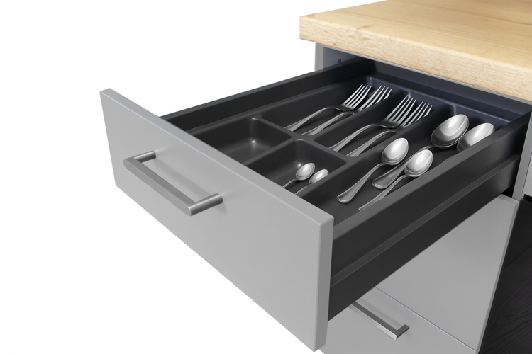 Offene Schublade mit Besteckeinsatz und Besteck