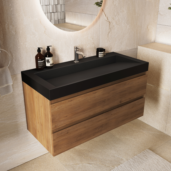Moderner Waschtisch mit Holz Unterschrank und dunklem Aufsatzwaschbecken in einem hell gefliesten Badezimmer.