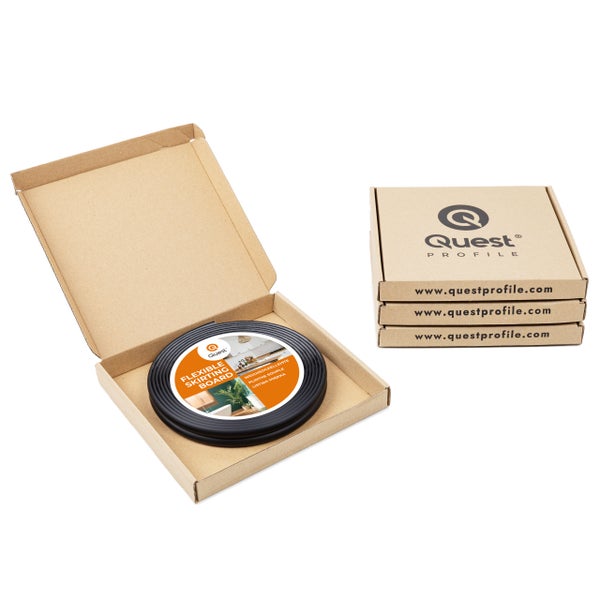 Flexible Sockelleiste in einer Box, daneben gestapelte Boxen mit dem Quest Logo