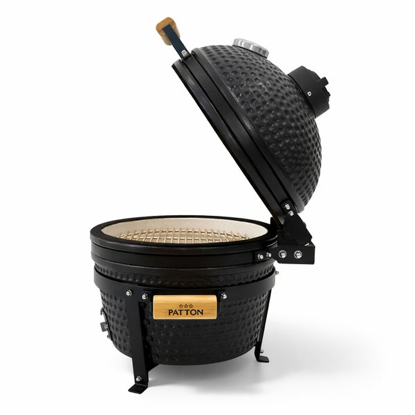 Keramikgrill mit offenem Deckel und Patton Logo