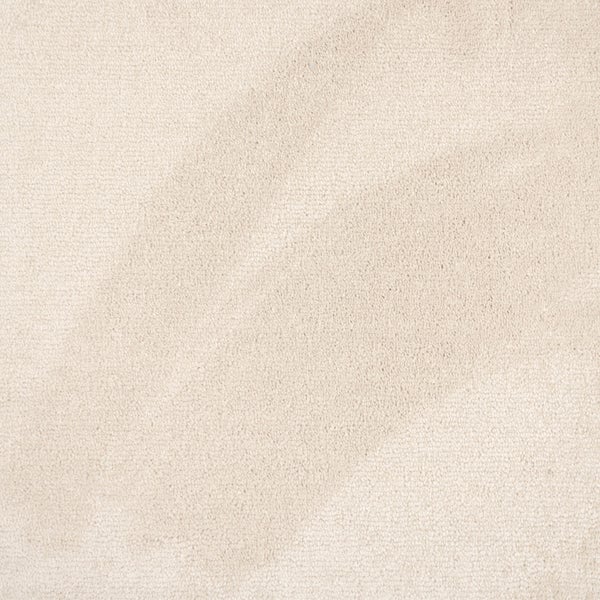 Beiger, weicher Teppichboden mit dichter Textur.