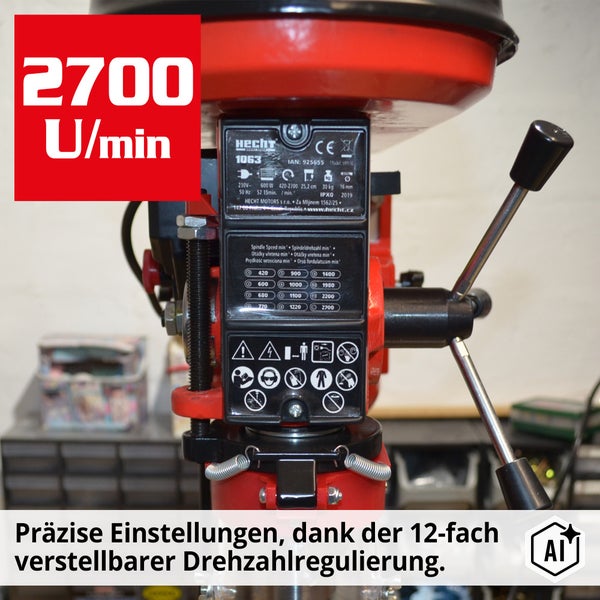 Hecht Tischbohrmaschine Typ 1063 mit Typenschild und 12-facher Drehzahlregulierung bis 2700 Umdrehungen pro Minute.