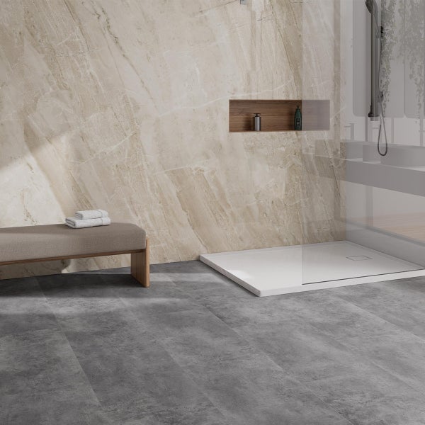 Modernes Badezimmer mit Marmorwand, Sitzbank und Duschwanne