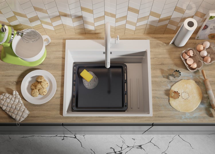 Küchenszene mit Spüle, Armatur, Backblech, Spülmittel, Teig, Plätzchenausstecher, Nudelholz, Eiern und Küchenmaschine