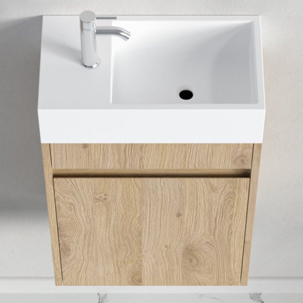 Hängender Waschbeckenunterschrank mit eckigem Waschbecken und Armatur in Holzoptik