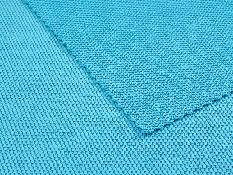 Nahaufnahme von zwei blauen Mikrofasertüchern