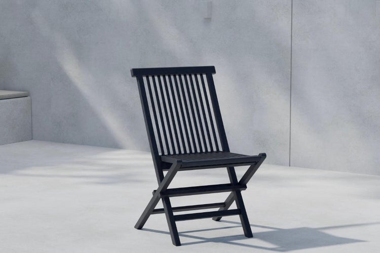 Schwarzer Klappstuhl für den Außenbereich