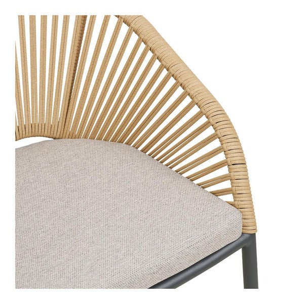 Detailansicht eines Gartenstuhls mit Seilbespannung und gepolstertem Sitz.