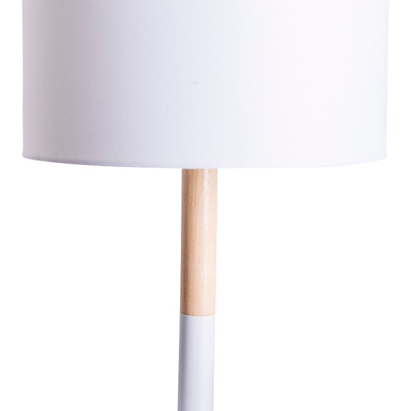 Detailaufnahme einer Stehlampe mit Stoffschirm und Holzfuß