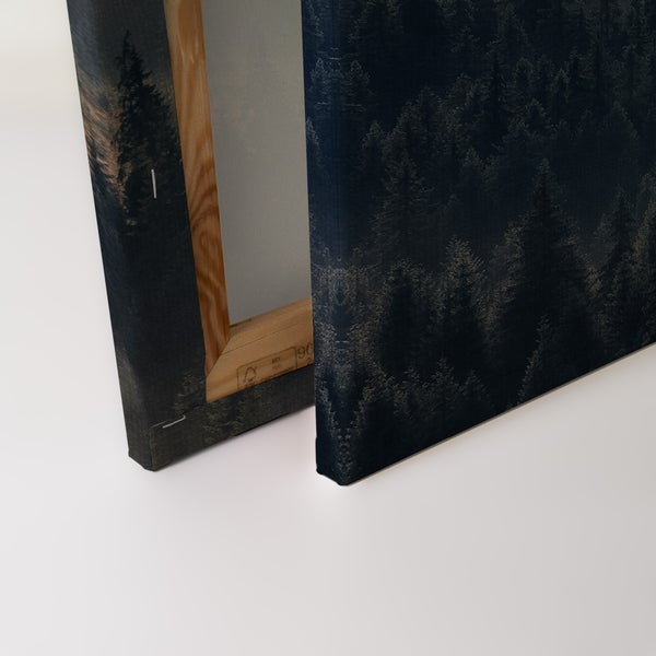 Leinwandbild mit Waldmotiv auf Holzrahmen mit Keilrahmen auf der Rückseite.