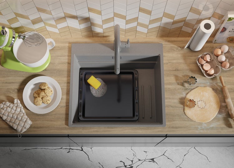 Küchenszene mit Spüle, Backblech, Teig und Zutaten zum Backen