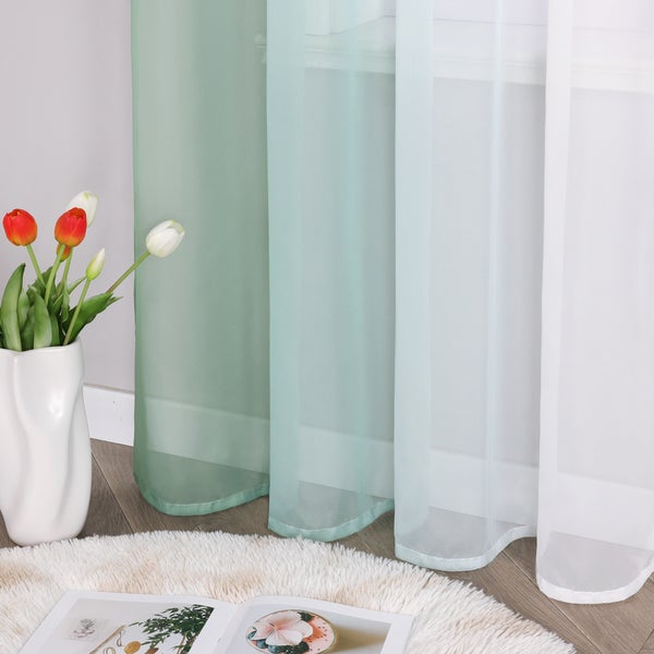 Szene mit Vorhängen, Vase mit Tulpen und Teppich