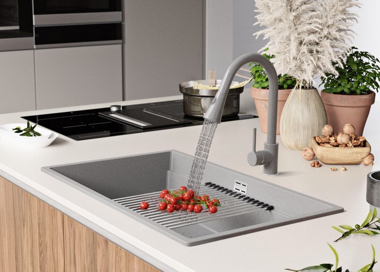 Küchenszene mit Spüle, Armatur und Lebensmitteln