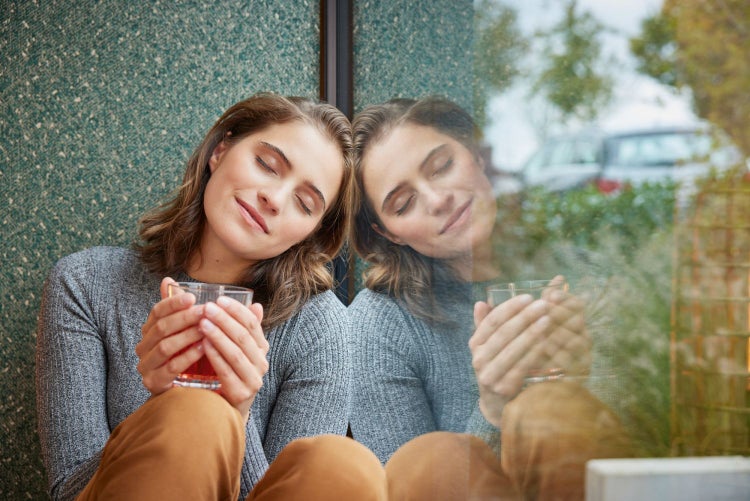 Handwerker schneidet mit einer Stichsäge ein Loch in eine Riffelblechwand.