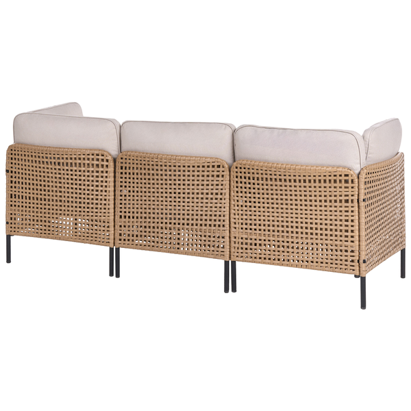 Rückansicht eines Rattansofas mit drei Sitzen und Polsterung