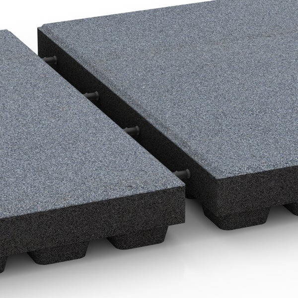 Gummigranulat-Terrassenplatten mit profilierter Unterseite und Verbindung durch Systemstifte.