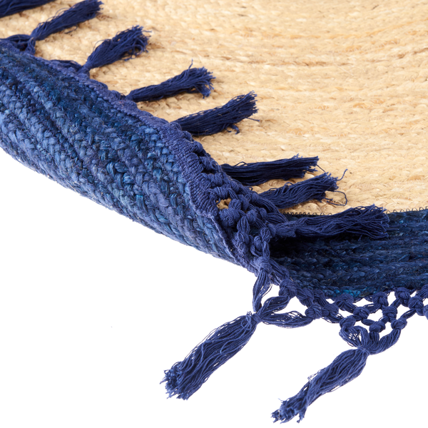 Nahaufnahme eines gewebten Jute-Teppichs mit blauen Quasten und einem blauen Rand.