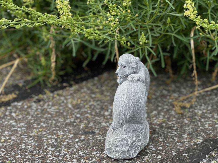 Gartenfigur Hund aus Kunststein in Steinoptik im Garten