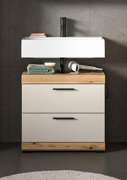 Waschtisch mit Unterschrank, Handtuch, Haarbürste und Haartrockner im Badezimmer