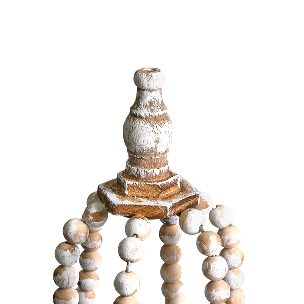 Dekorative Kerze mit Holzkugeln und Tannenzweigen