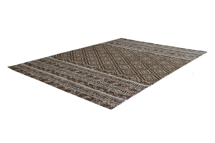 Rechteckiger brauner Teppich mit Rautenmuster und ethnischen Bordüren, Flachgewebe.