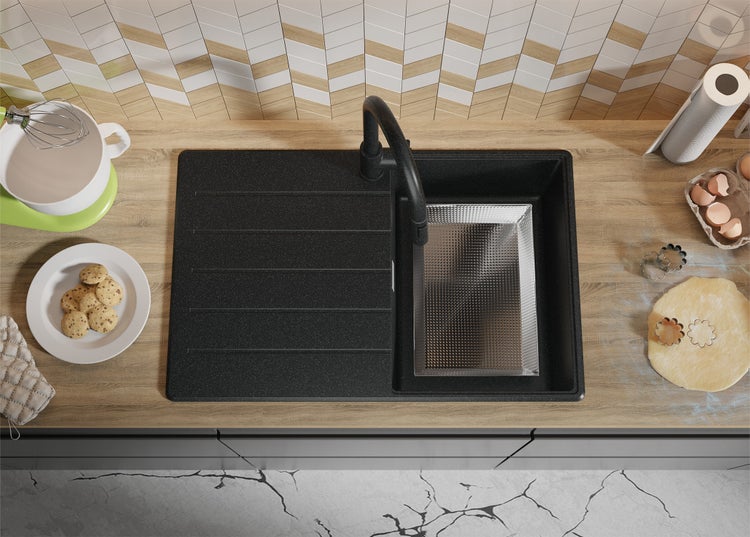 Küchenszene mit schwarzem Spülbecken, Armatur und Backutensilien auf einer Arbeitsplatte