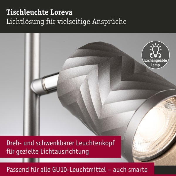 Modernes Wohnzimmer mit Rundpendelleuchte, Kamin, Sofa, Holztisch und dekorativen Elementen in behaglicher Atmosphäre.